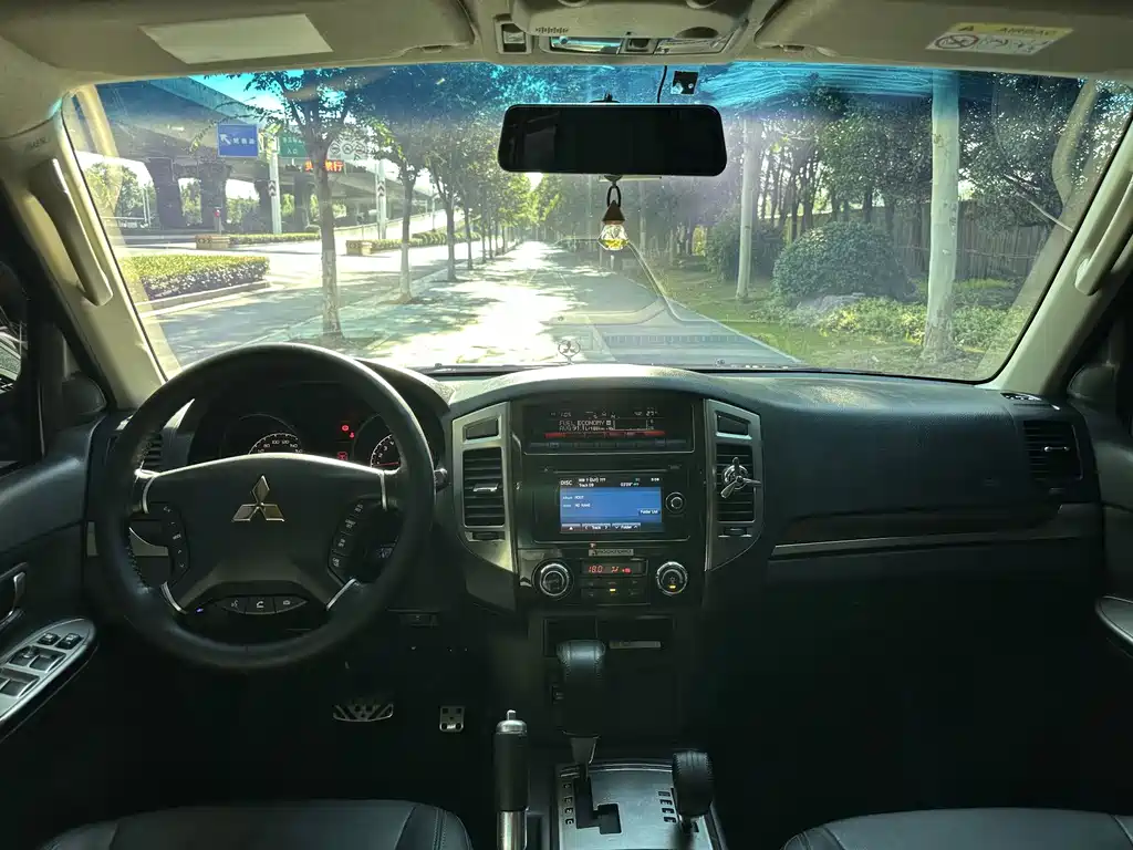 Mitsubishi Pajero (Import) — миниатюра 4