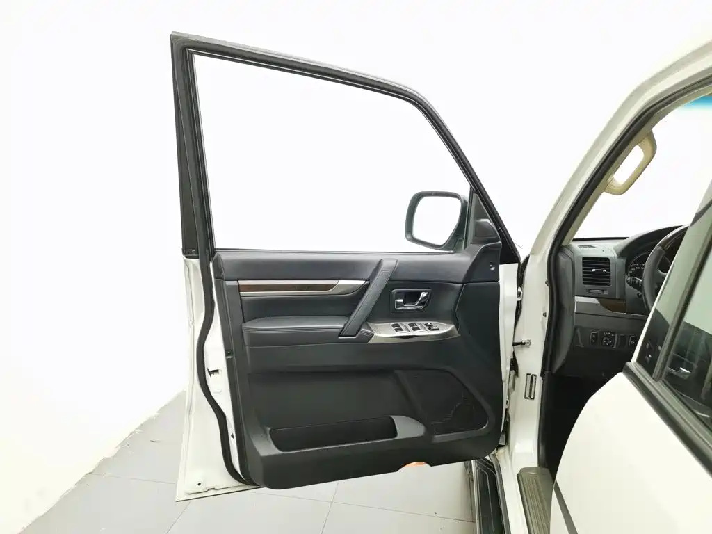 Mitsubishi Pajero (Import) — миниатюра 16