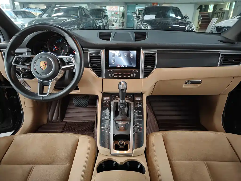 PORSCHE MACAN