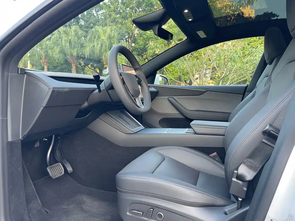 Tesla Model Y — миниатюра 8
