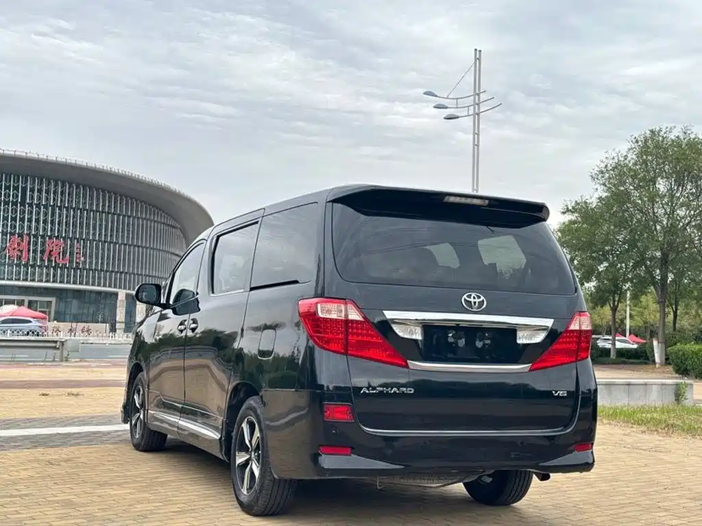 Toyota Alphard — миниатюра 6