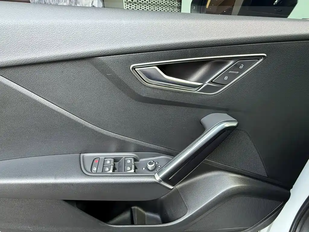 Audi Q2L e-tron — миниатюра 10