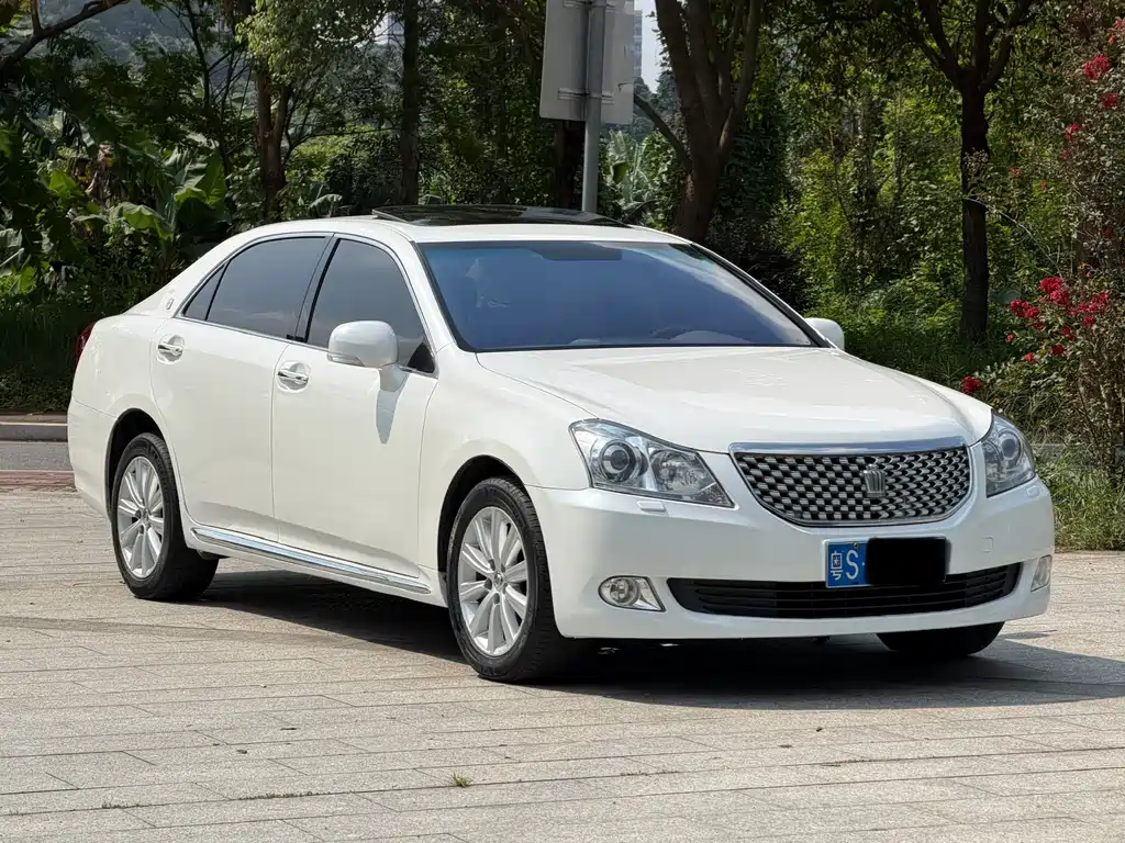 Toyota Crown — миниатюра 3