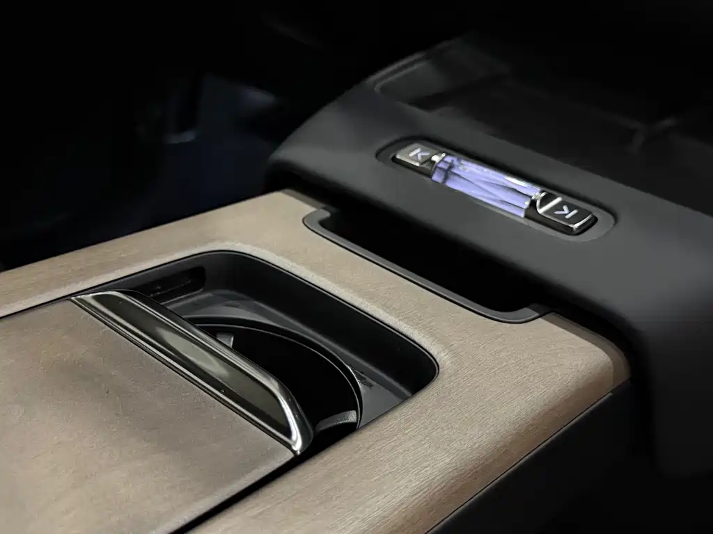Volvo XC70 PHEV — миниатюра 13