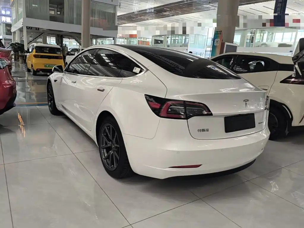 Tesla Model 3 — миниатюра 5