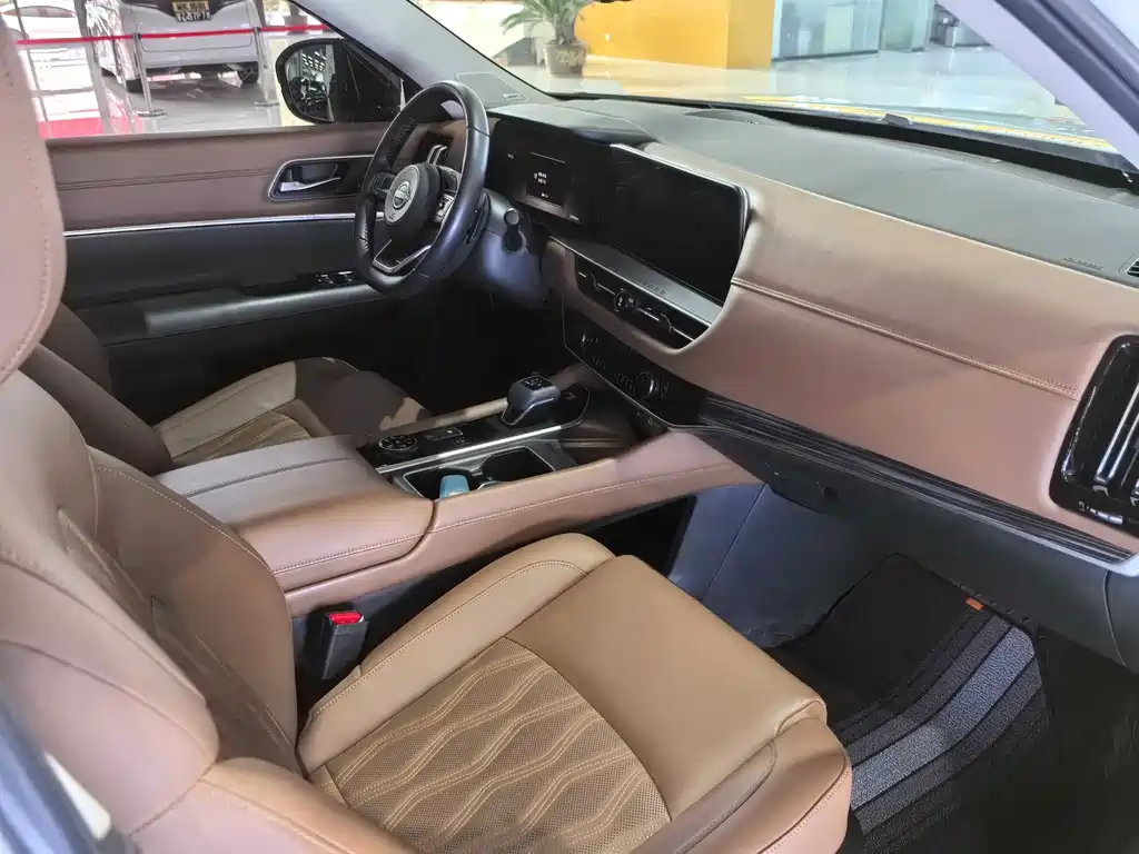 NISSAN EXPLORING THE LAND