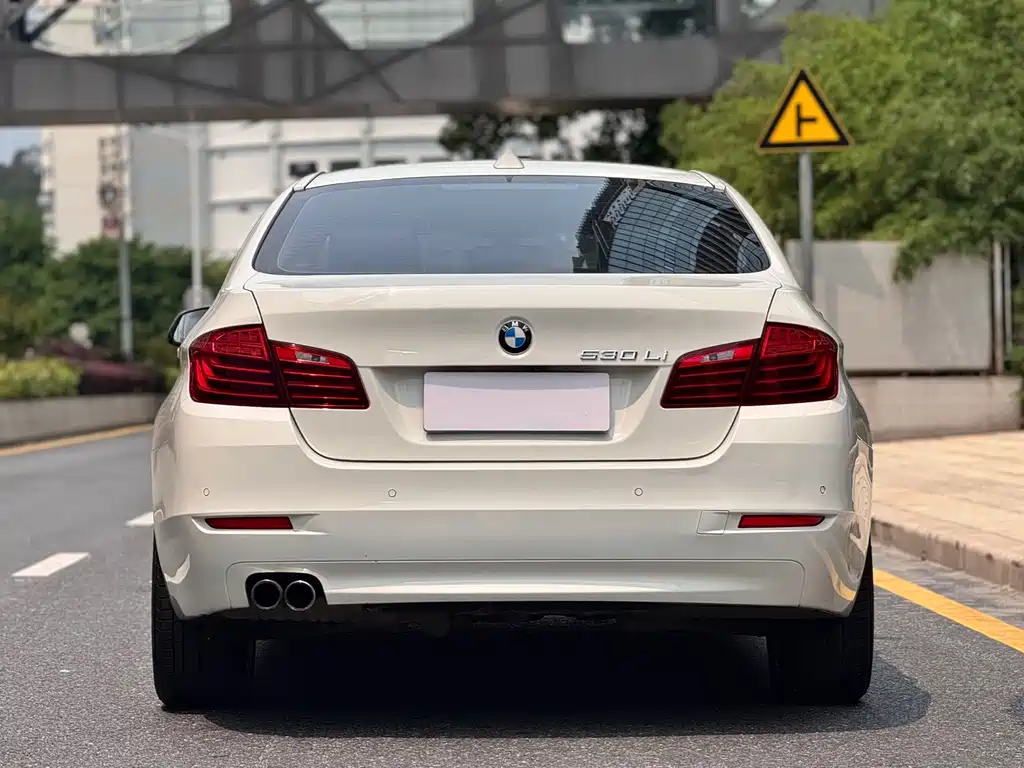 BMW 5 Series — миниатюра 6