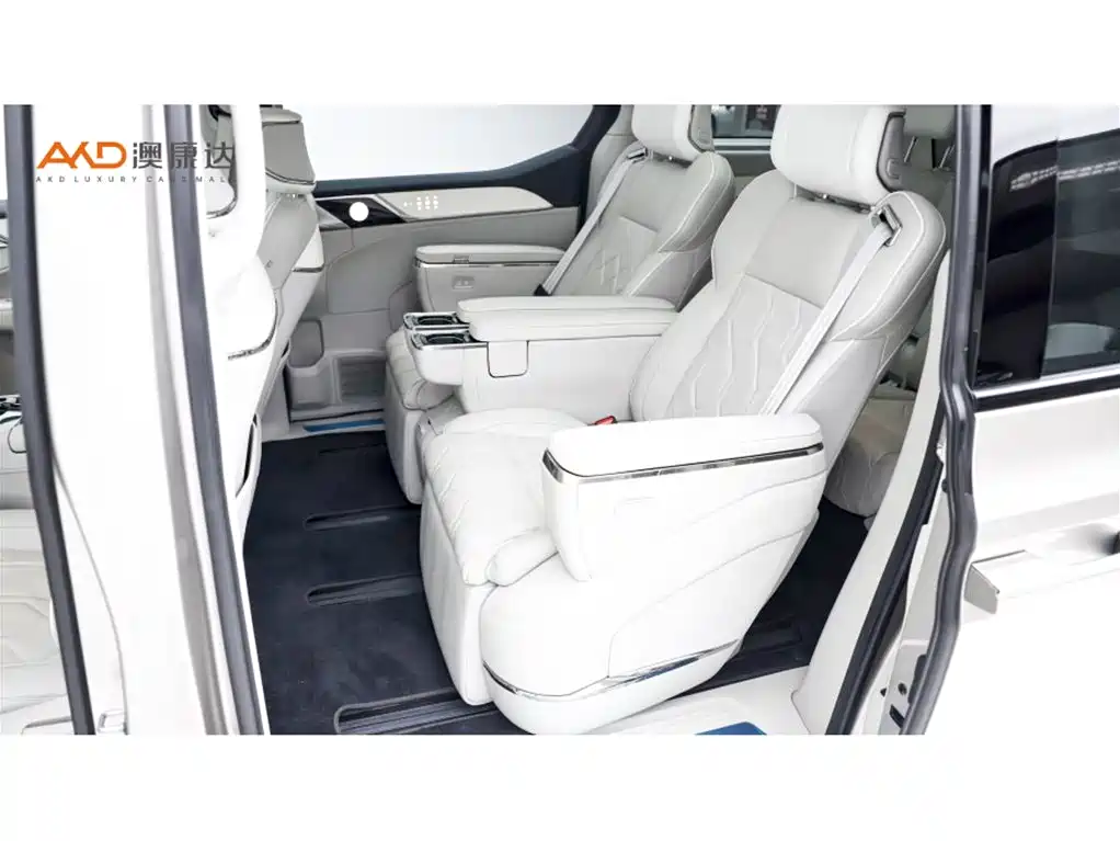 Volvo EM90 2025 Ultra мест