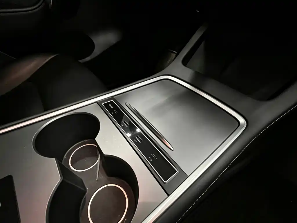Tesla Model Y — миниатюра 14
