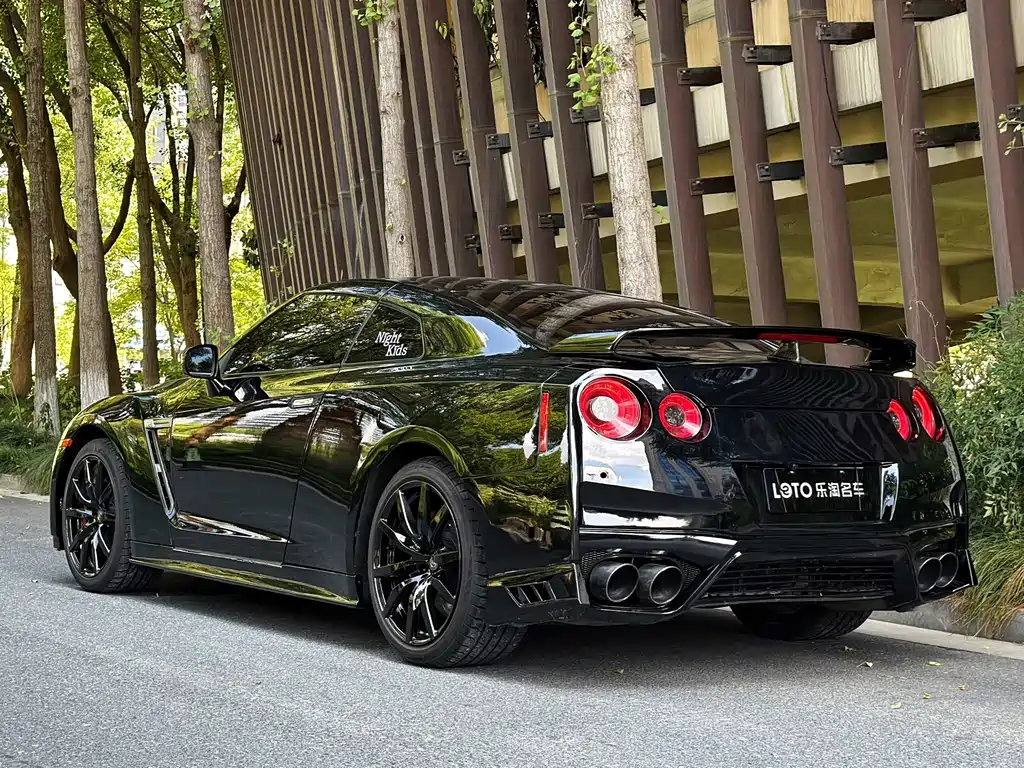 Nissan GT-R — миниатюра 5
