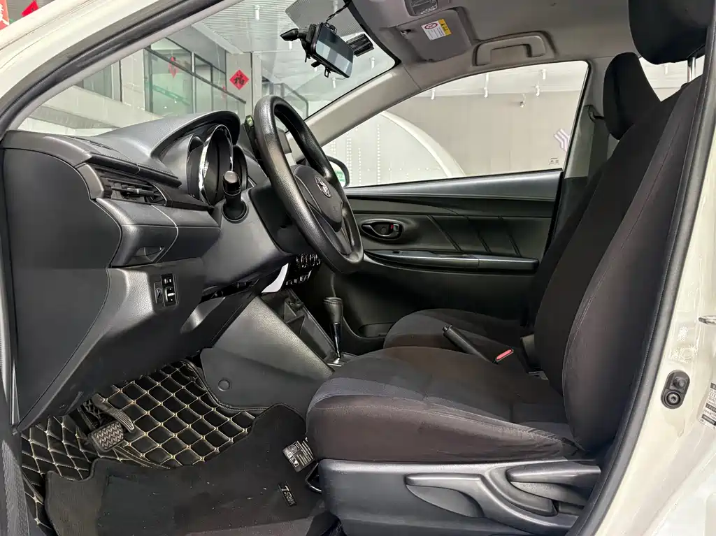 Toyota Yaris L — миниатюра 4