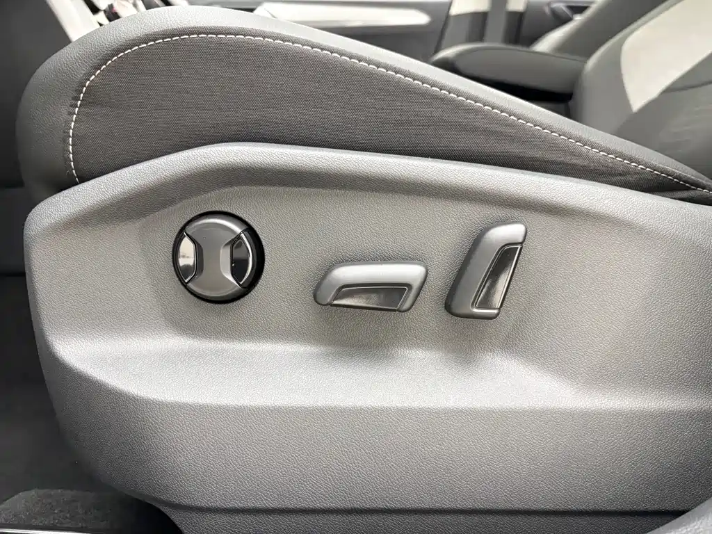 VOLKSWAGEN T ROC EXPLORING SONGS