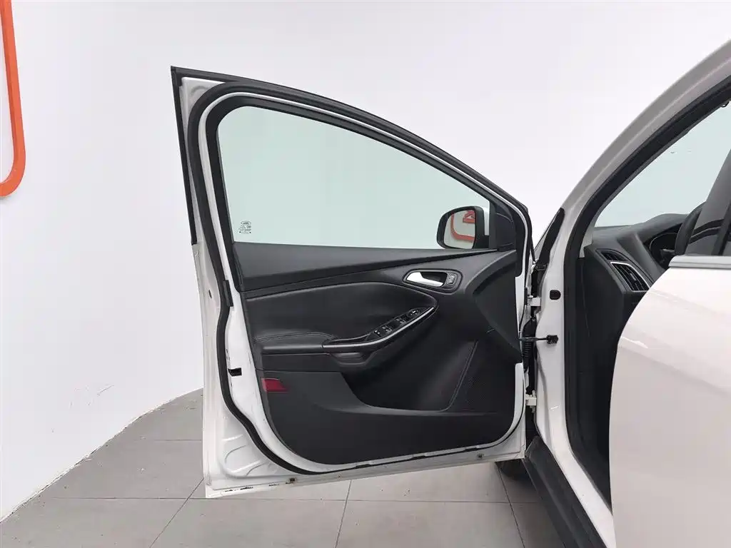 Ford Focus 2015 EcoBoost 180 AT Elite