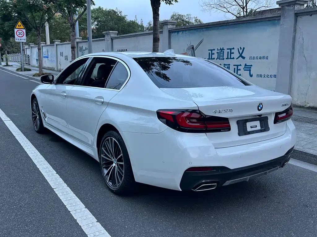 BMW 5 Series — миниатюра 13