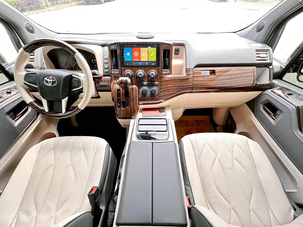 Toyota HiAce 2024 3.5L AT