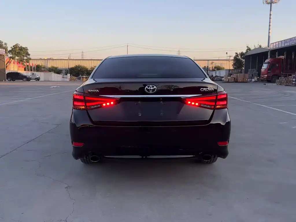 Toyota Crown — миниатюра 4