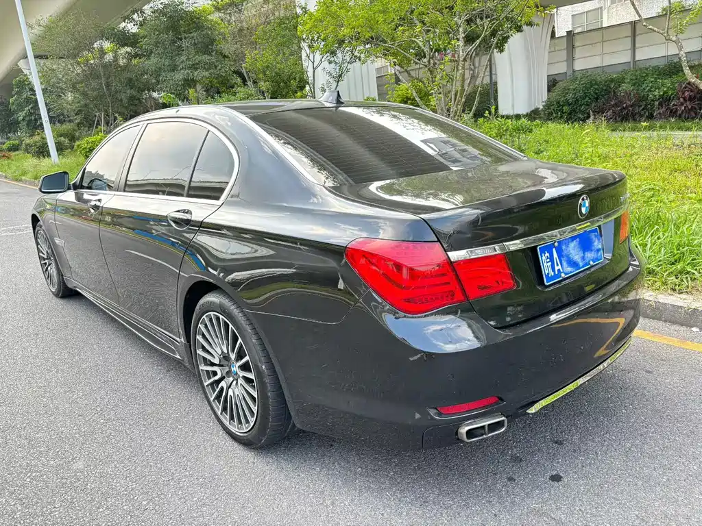 BMW 7 Series — миниатюра 9