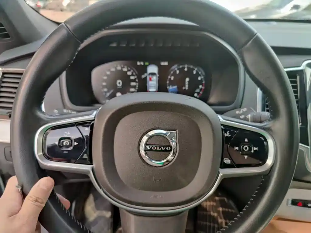 Volvo XC90 2017 T6 5 мест