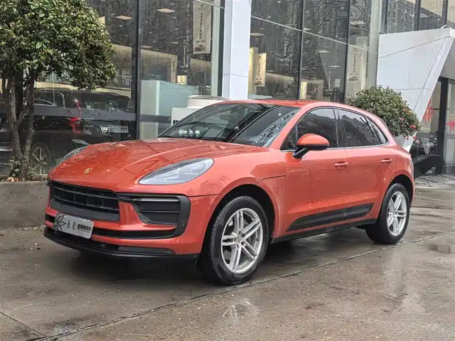 PORSCHE MACAN