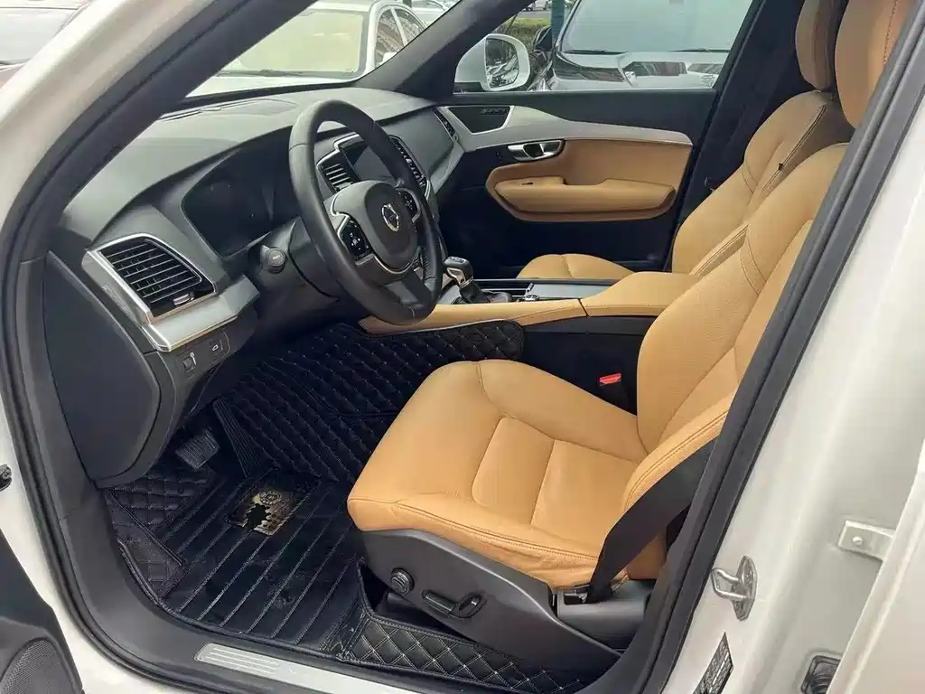 Volvo XC90 2017 T6 5 мест