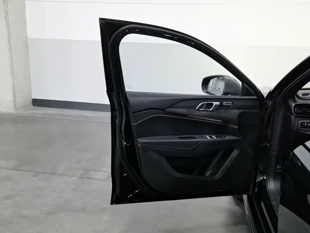 Lynk & Co 02 Hatchback — миниатюра 8