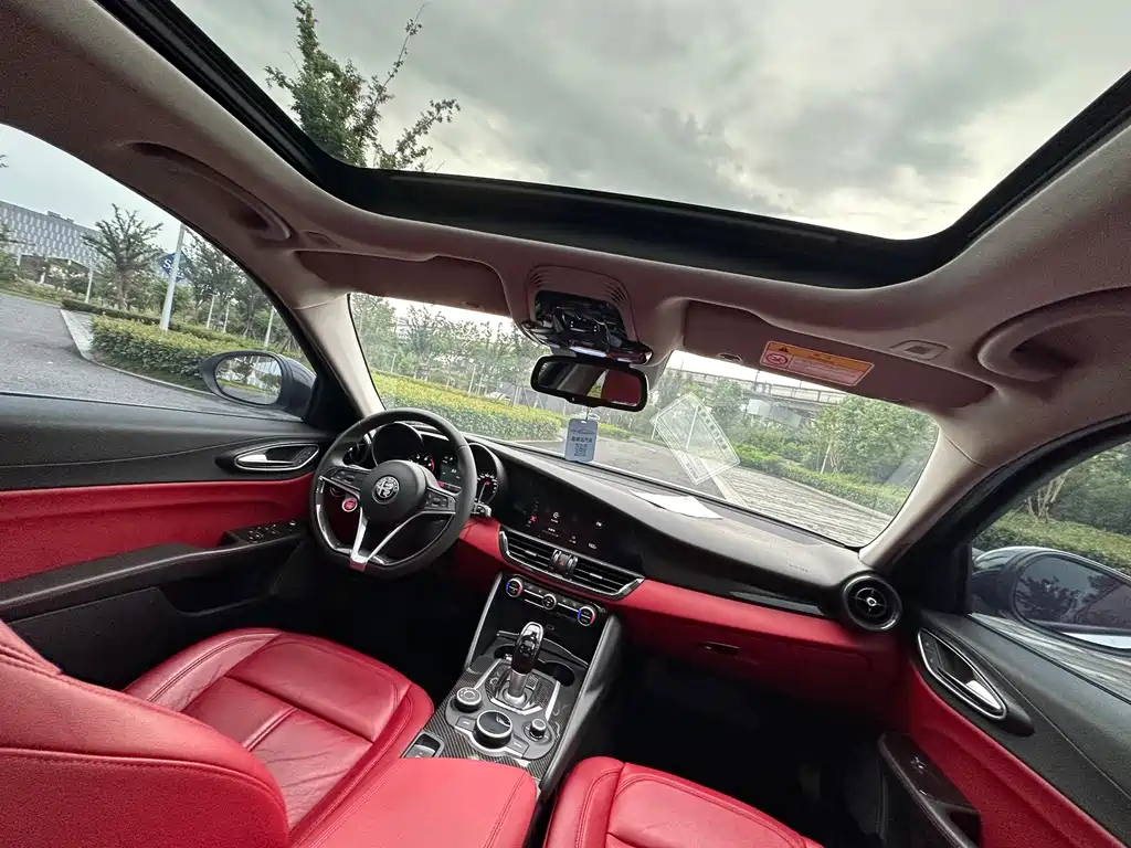 Alfa Romeo Giulia 2.0T 200HP Luxury Edition, фото 12