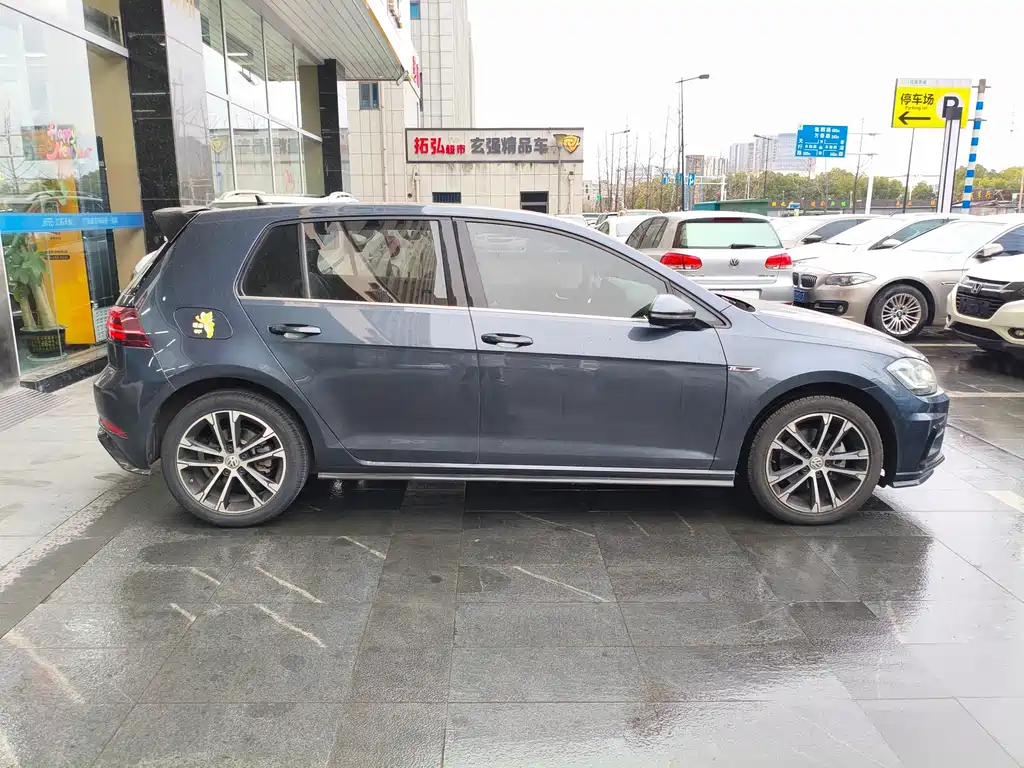 VOLKSWAGEN GOLF