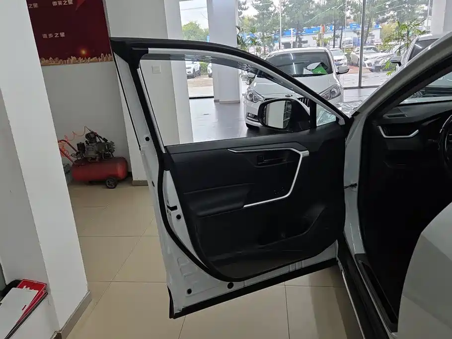 Toyota RAV4 — миниатюра 7