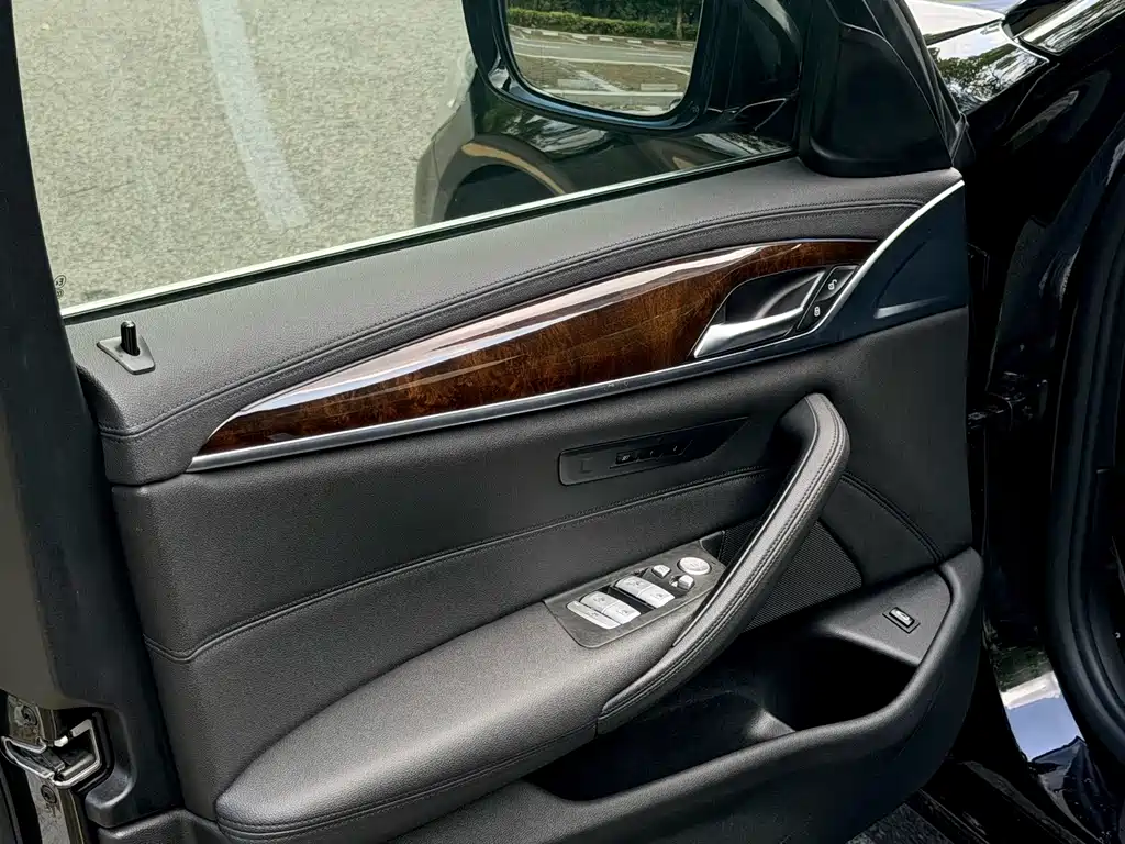 BMW 5 Series — миниатюра 9