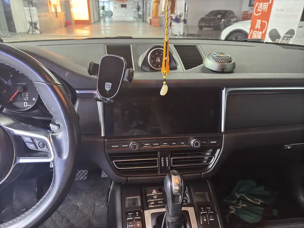 Porsche Macan — миниатюра 9