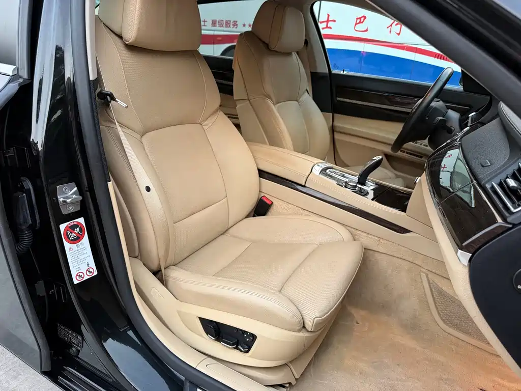 BMW 7 Series — миниатюра 3