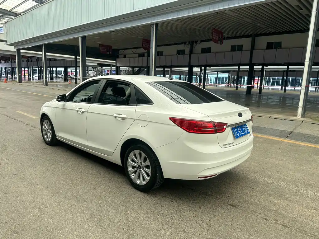 Ford Escort 2015 1.5L AT Fashion