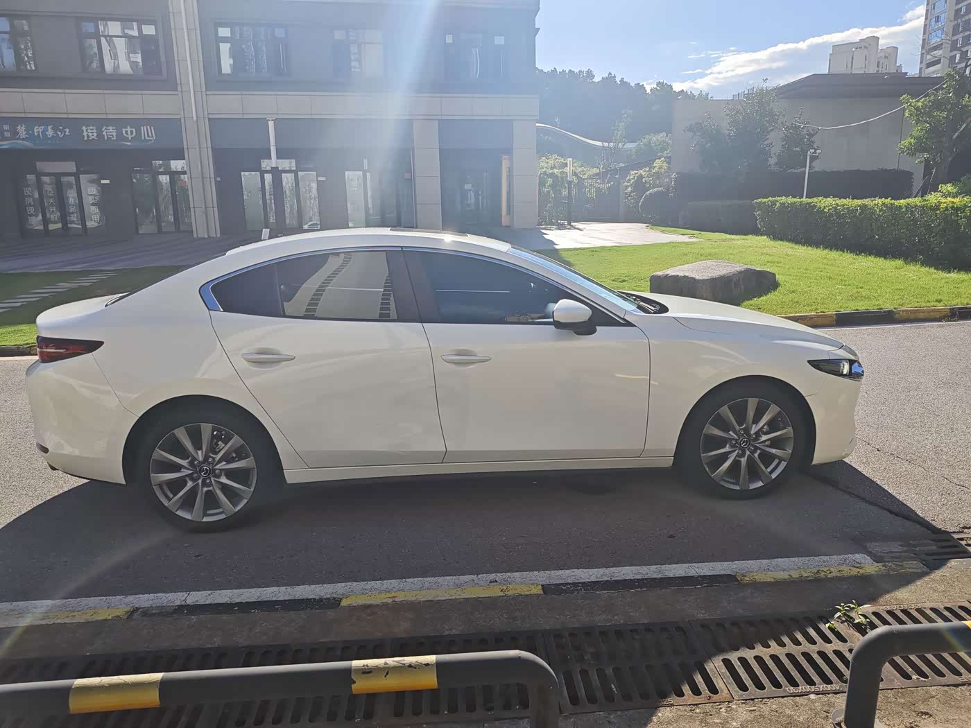 Mazda Mazda3 Axela 2.0 л 2022 г. Белый, пробег 49000 км