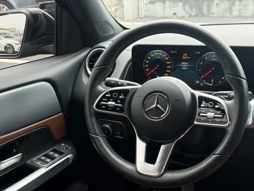 Mercedes-Benz GLB — миниатюра 18