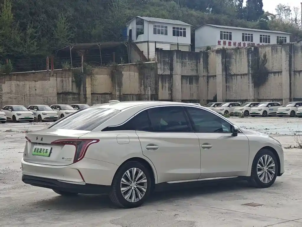 Hongqi Hongqi E-QM5 — миниатюра 8