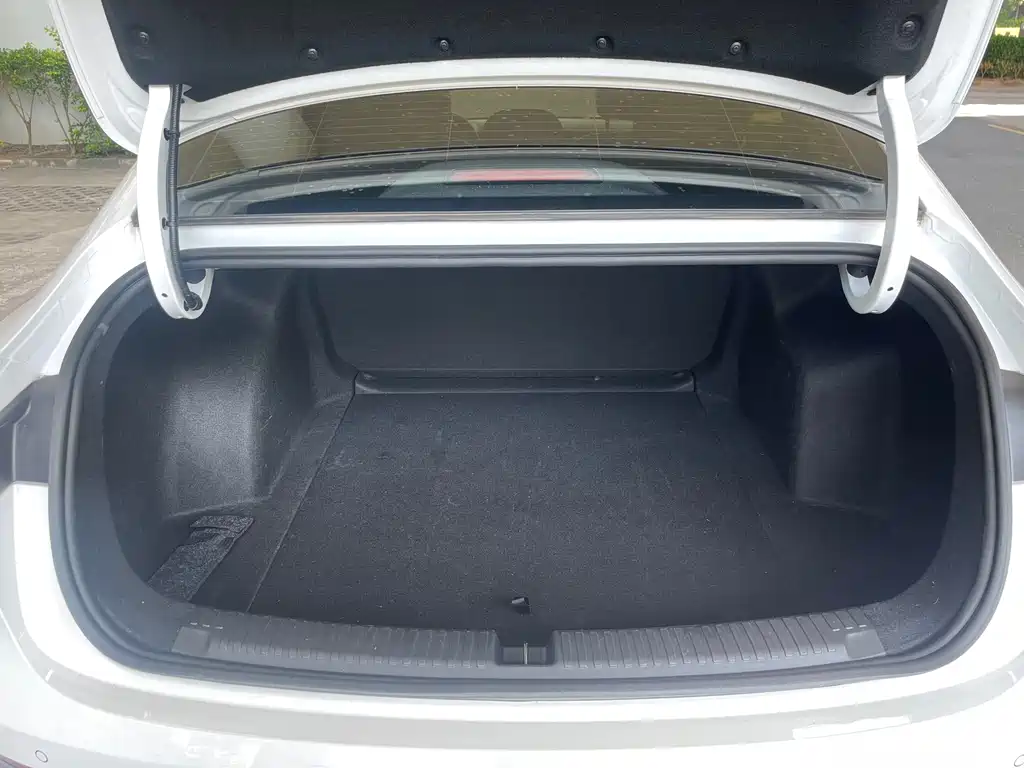 Roewe Young Wai D6 — миниатюра 9