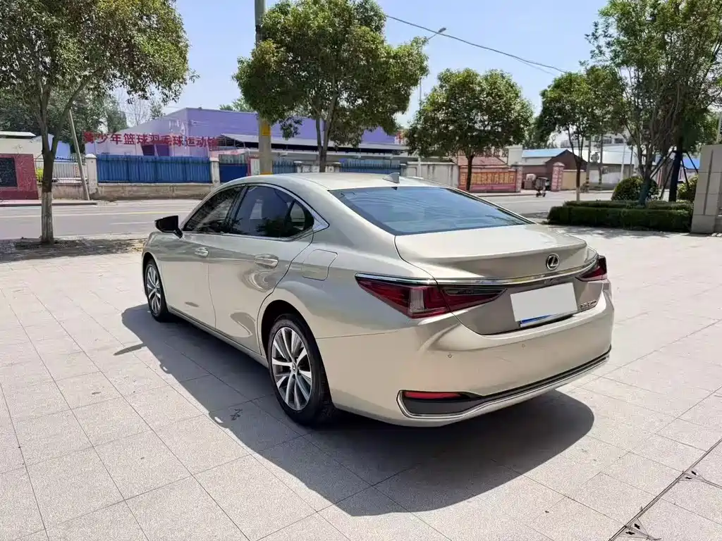 Lexus ES — миниатюра 8