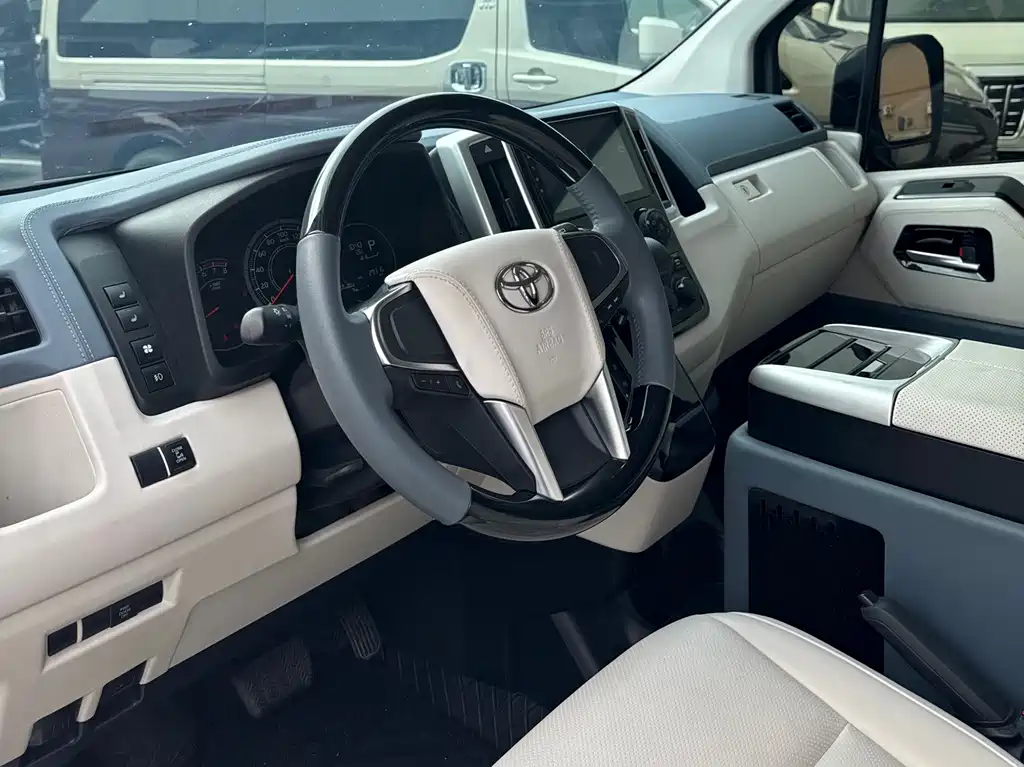 Toyota HiAce 2023 3.5L AT
