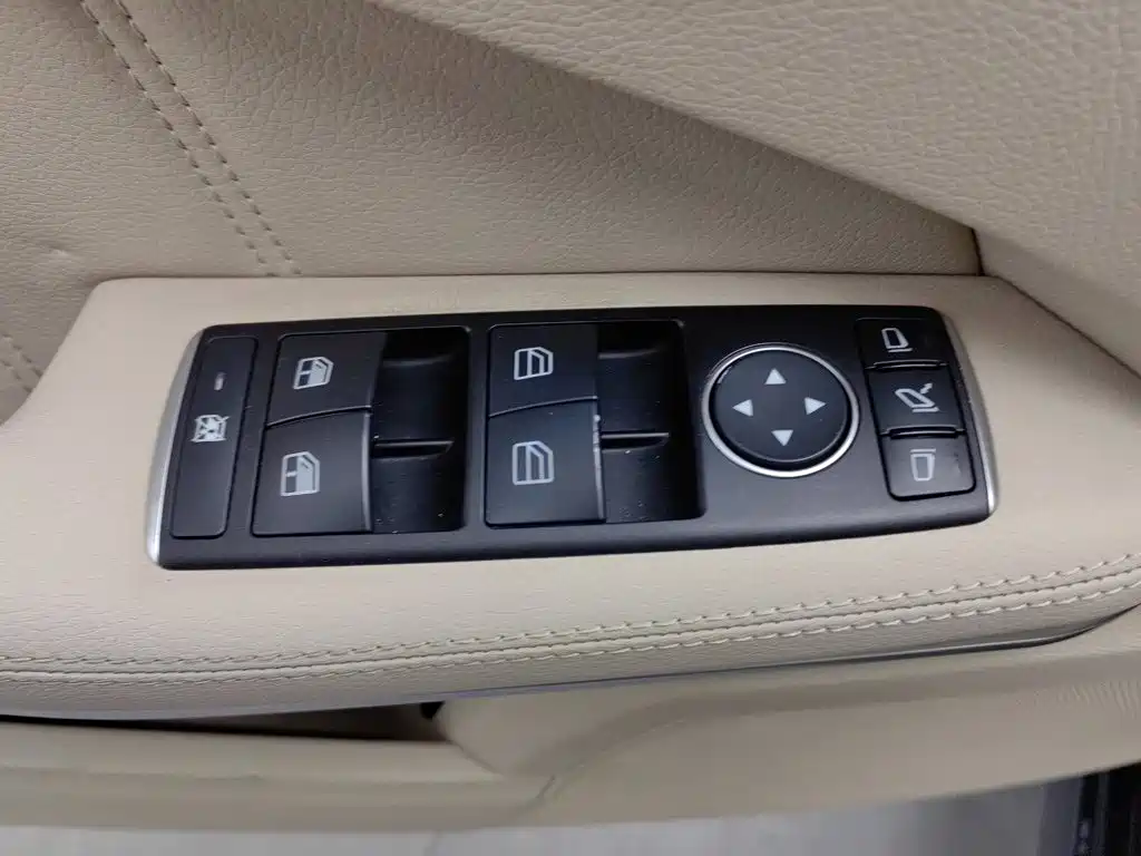 Mercedes-Benz E-Class — миниатюра 9