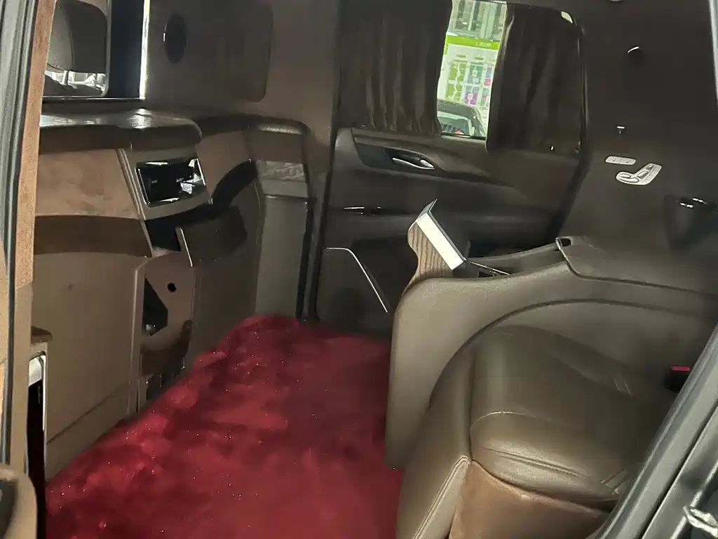 Cadillac Escalade — миниатюра 7