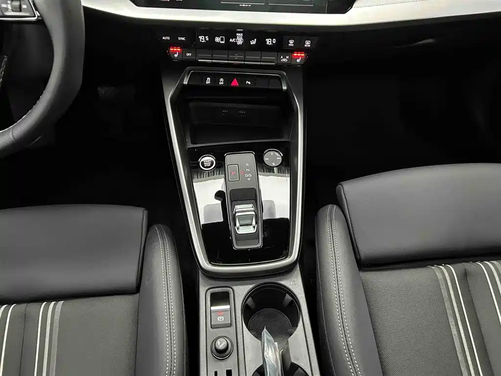Audi A3 2023 Silver/gray из Китая, фото 2