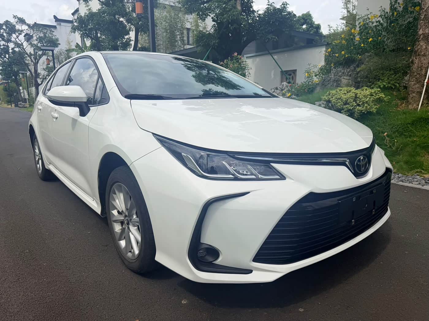 Toyota Corolla 1.2 л 2022 г. Белый, пробег 20000 км