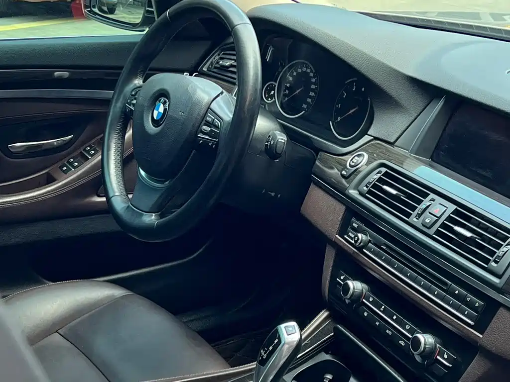 BMW 5 Series — миниатюра 11