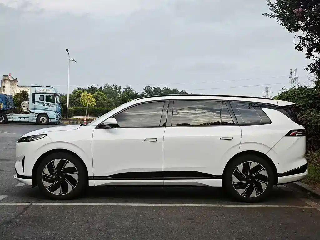 Dongfeng eπ008 2024 636Max Electric 6 мест