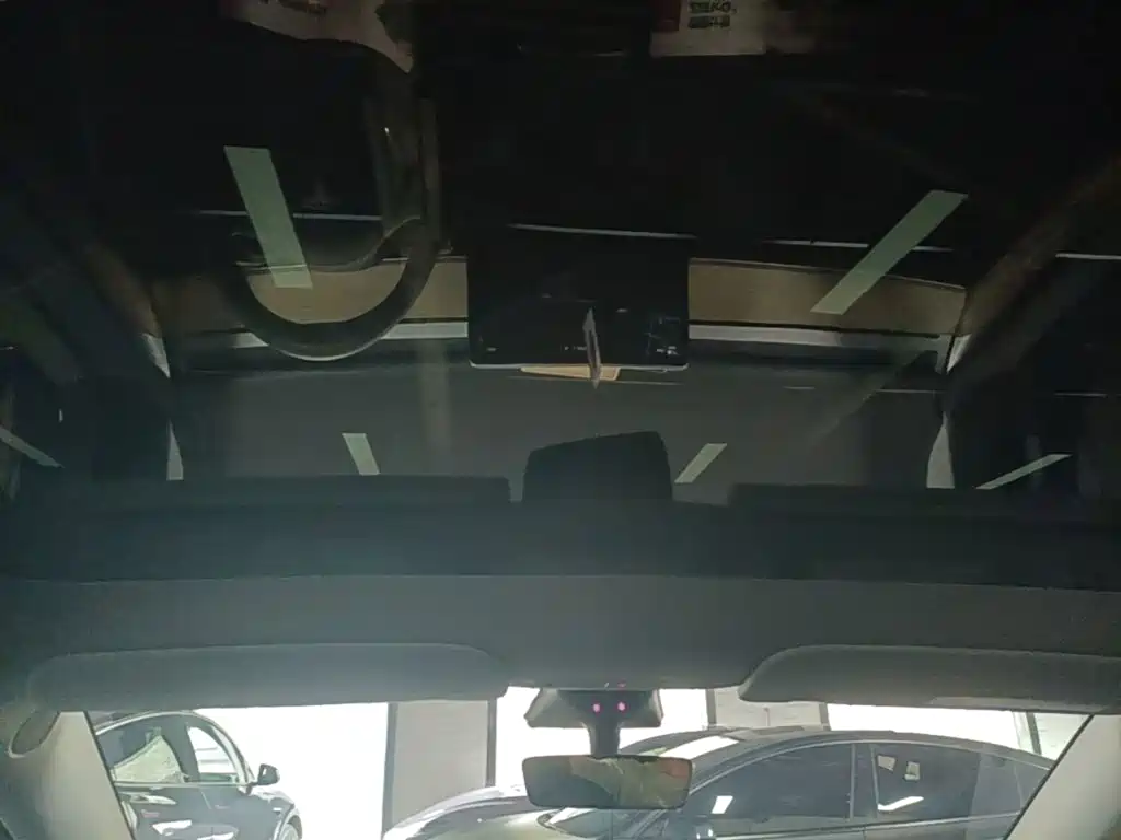 Tesla Model Y — миниатюра 18