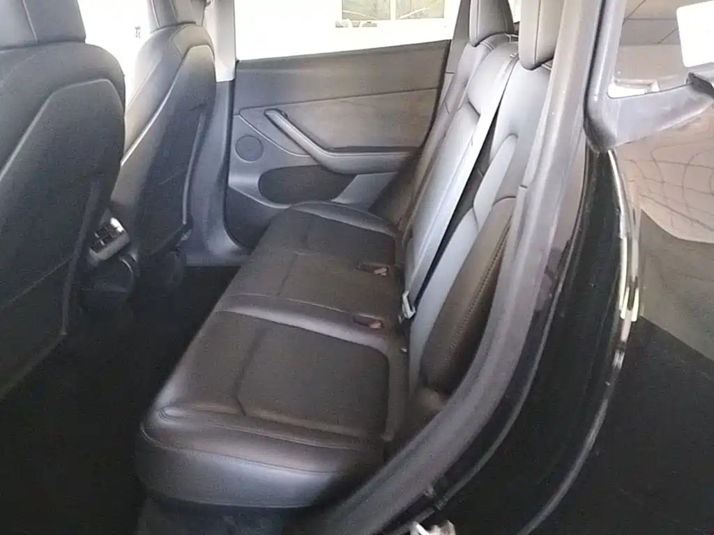 Tesla Model Y — миниатюра 17