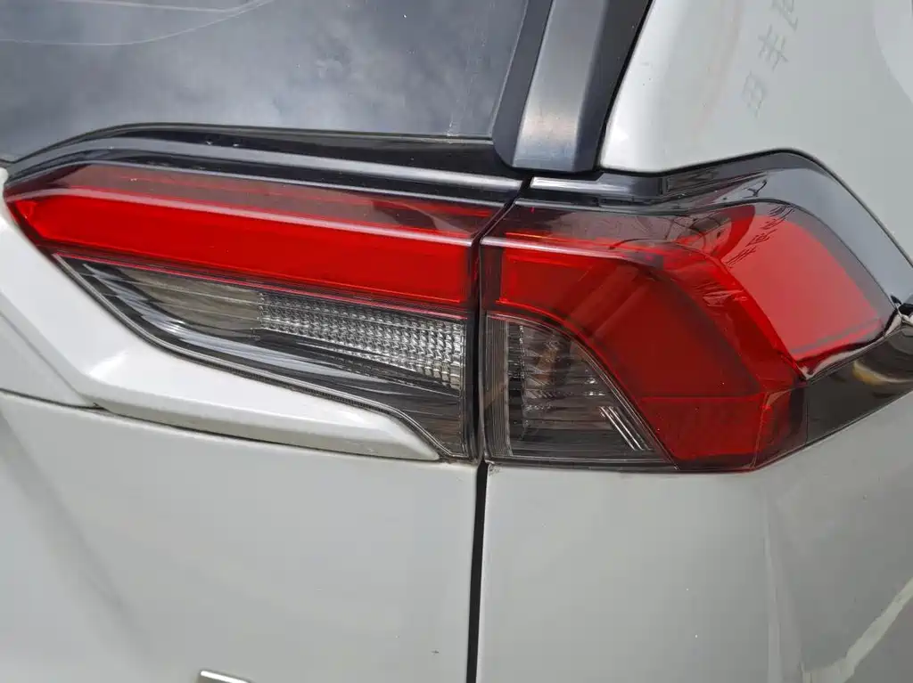 Toyota RAV4 — миниатюра 12