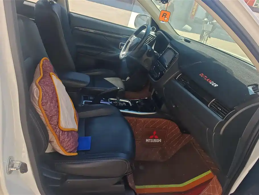 MITSUBISHI OUTLANDER