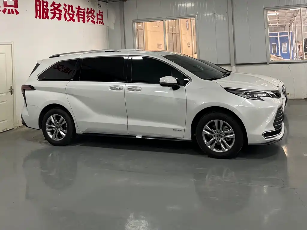 Toyota Sienna 2.5L Hybrid Supreme Edition, фото 3