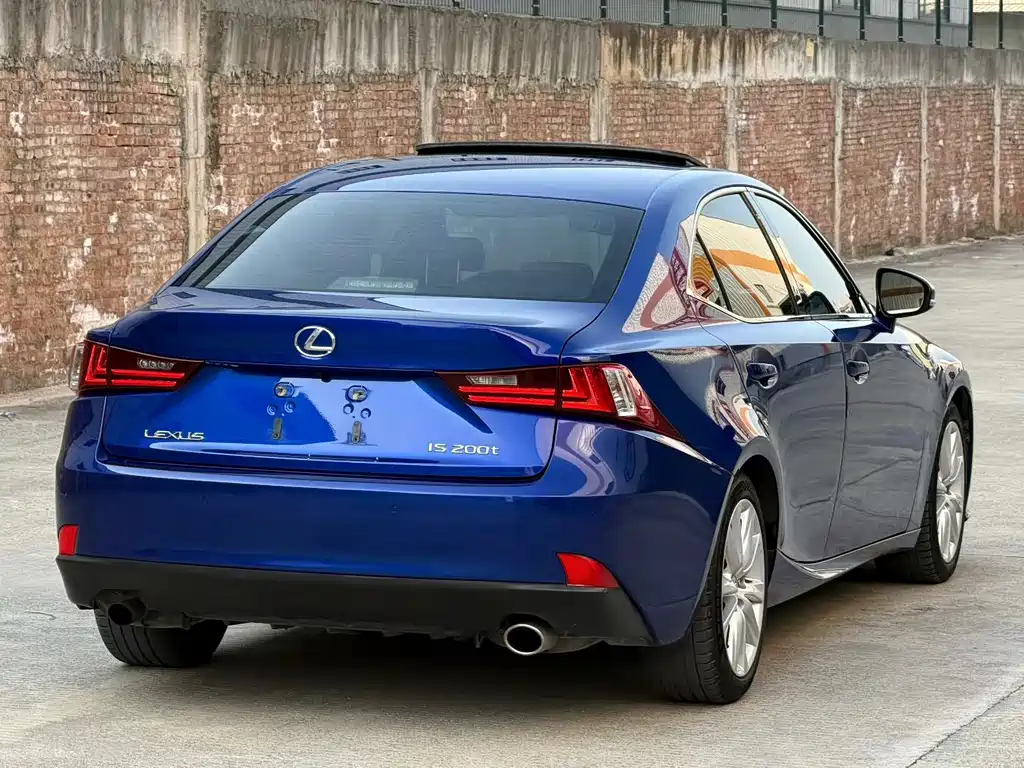 LEXUS IS